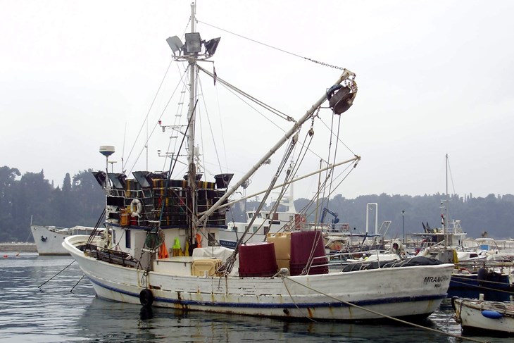 Odobrenja za obavljanje ribolova malim plivaricama i mrežama potegačama