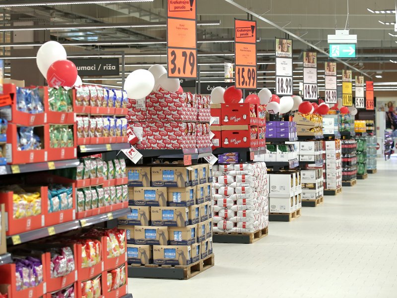 Trgovački lanci obmanjuju potrošače s uvoznim mlijekom i hrvatskim oznakama
