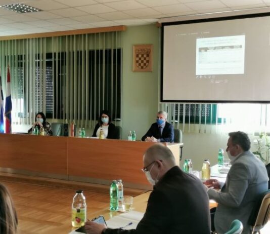 Ministrica Vučković u Osječko-baranjskoj županiji uručila ugovore vrijedne više od 41 milijun kuna