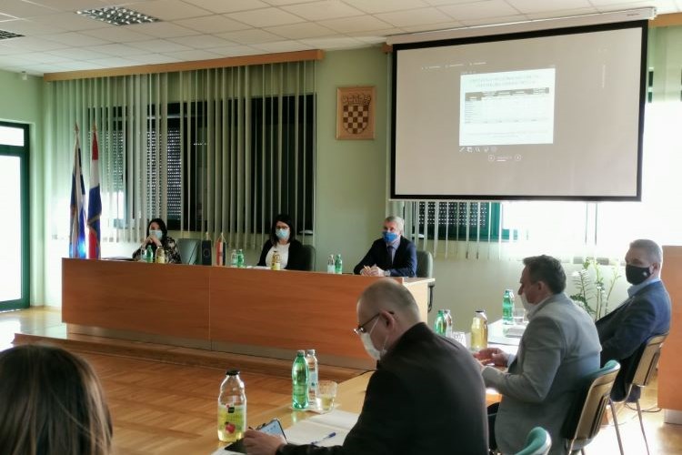 Ministrica Vučković u Osječko-baranjskoj županiji uručila ugovore vrijedne više od 41 milijun kuna