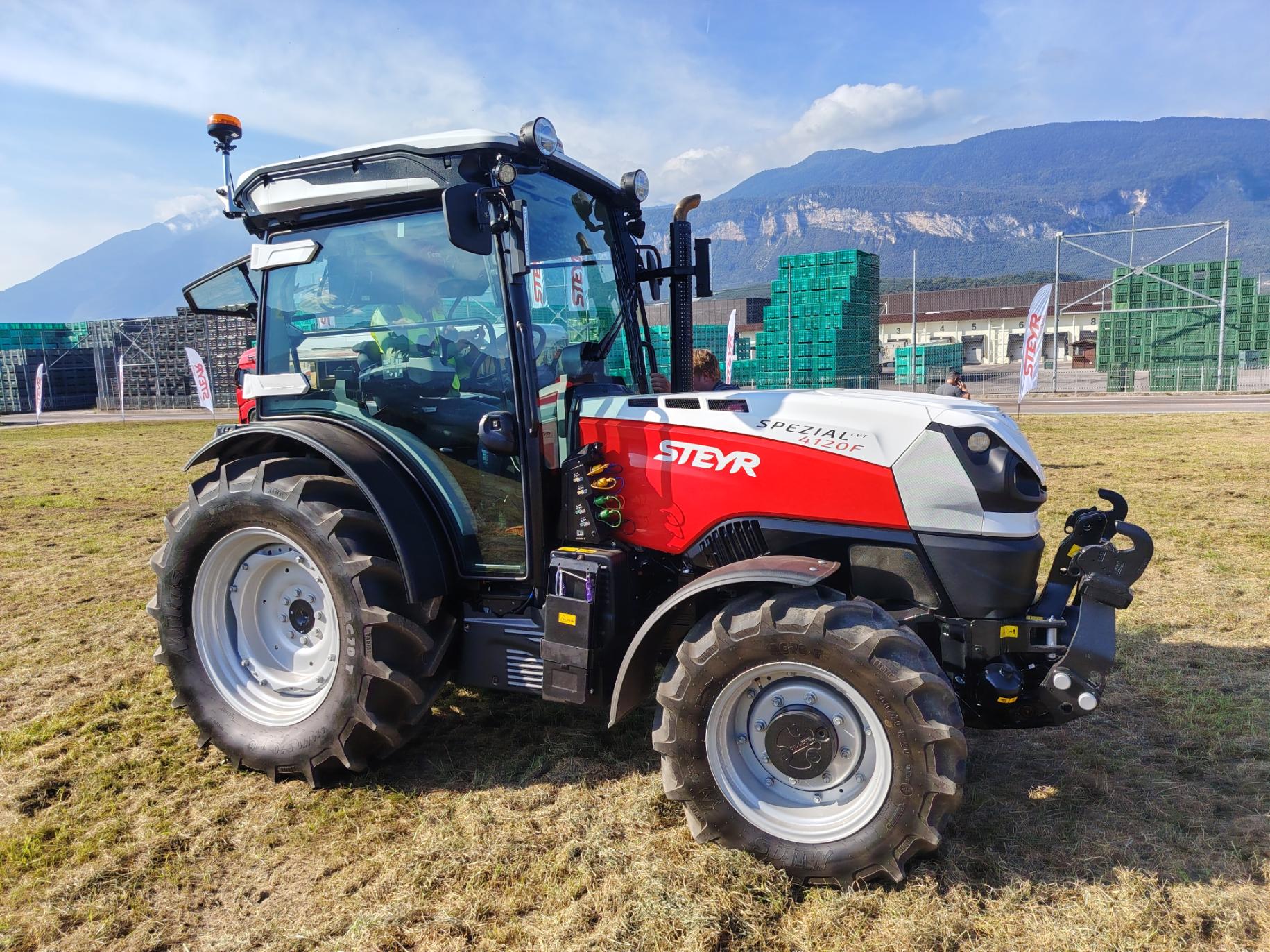 Voćarsko-vinogradarski traktor STEYR Spezial F CVT – fotografija 5