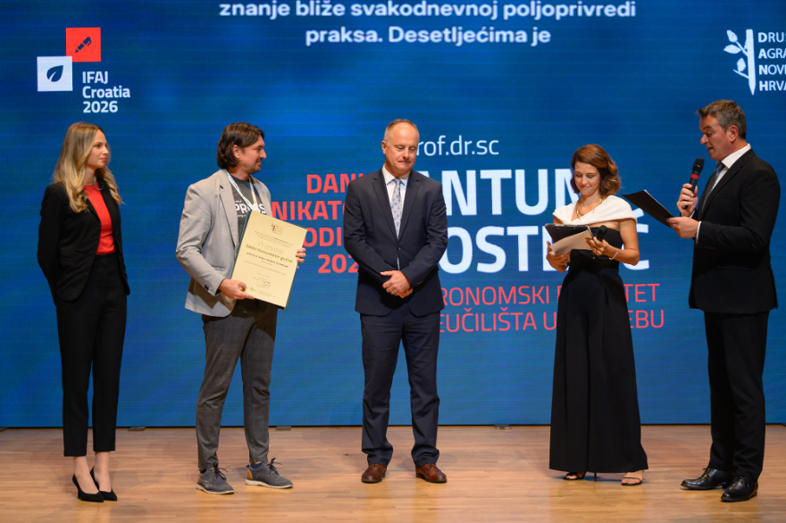 Vedran Stapić, predsjednik DANH-a, uručuje priznanje profesoru Antunu Kosteliću