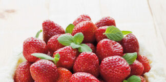 Košarica od čokolade s kremom od kokosa i jagoda