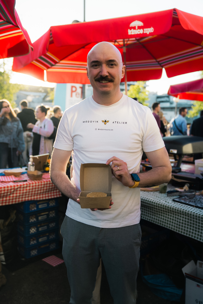 Leo Stojanov sa svojim medovik tortama na PLACe marketu