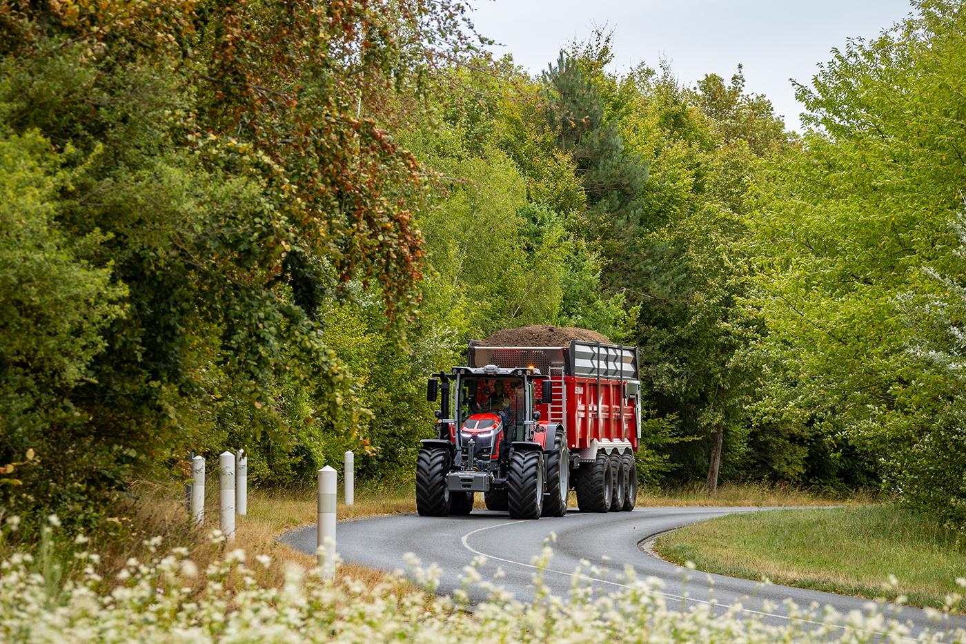 MF 7S MARK 2 s motorom AGCO Power Core75 na terenu