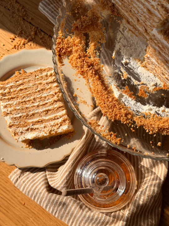 Presjek medovik torte s tankim korama od meda i kremom od kiselog vrhnja