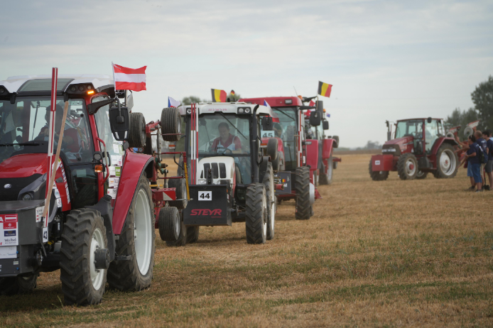 Traktor i plug na oranici tijekom natjecanja u Baranji