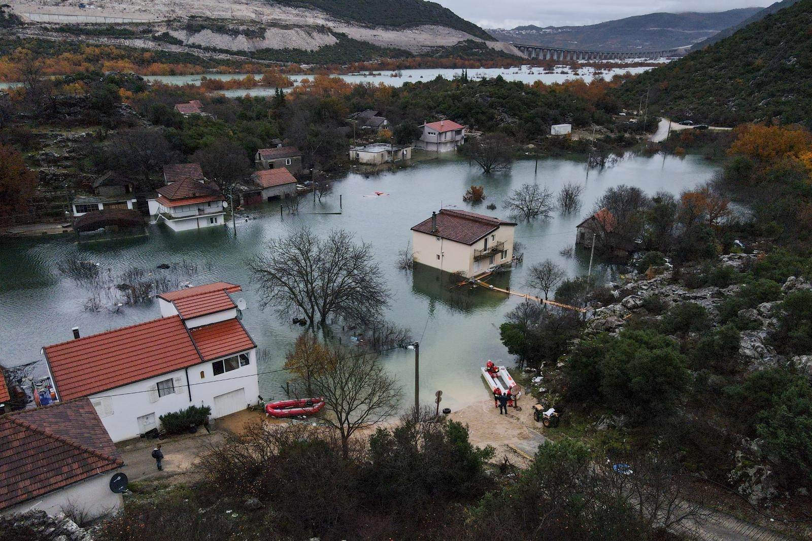 Ministrica Vučković u posjetu poplavama pogođenim vrgoračkim područjima