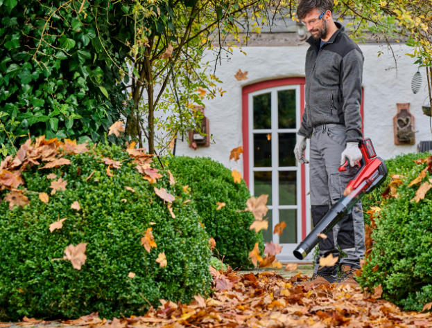 Čišćenje lišća akumulatorskim puhačem Einhell GP-LB 18/200