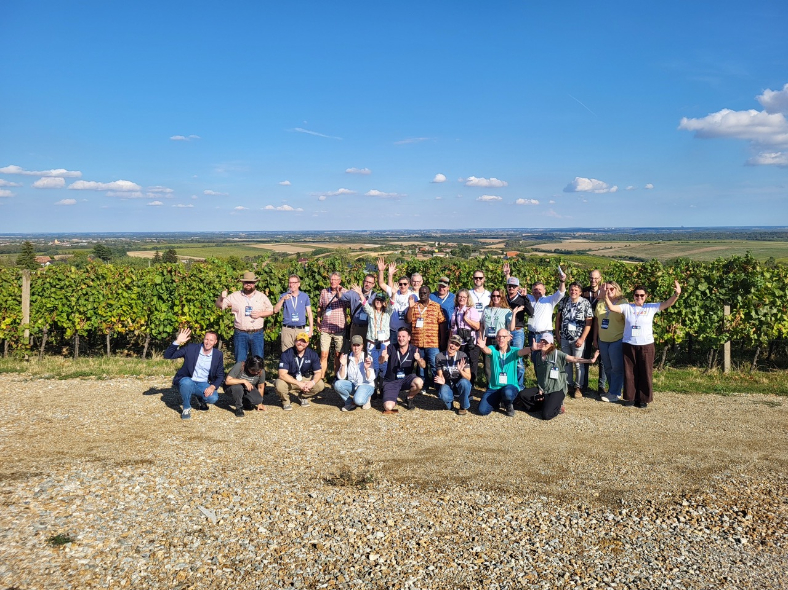 Sudionici kongresa agrarnih novinara u vinogradu
