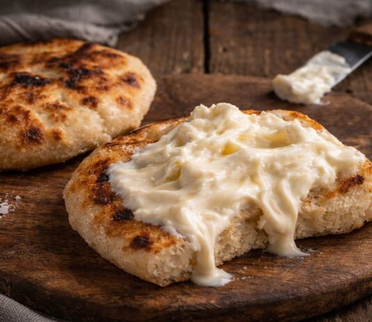 Kako se proizvodi kajmak: razlika između mladog i zrelog kajmaka