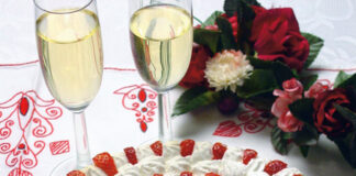 Torta s jagodama i vinom
