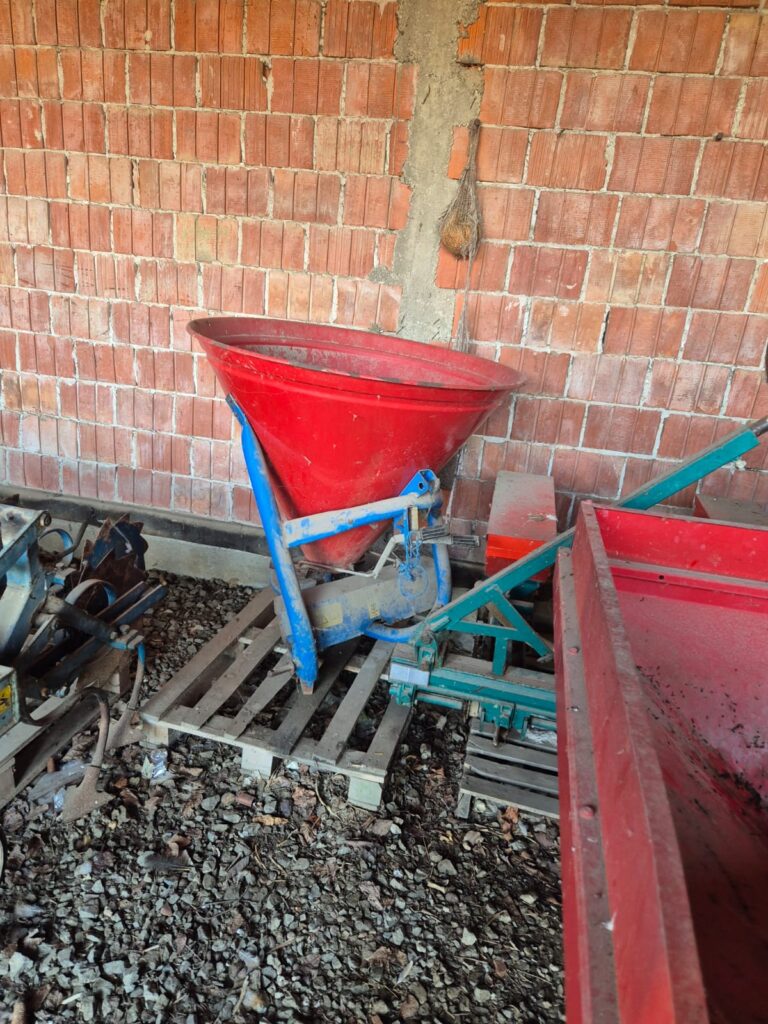 Prodajem rasipač mineralnog gnojiva
