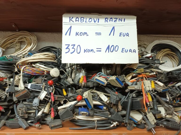 Kablovi razni za struju, antene, uređaje 1 euro/kom.