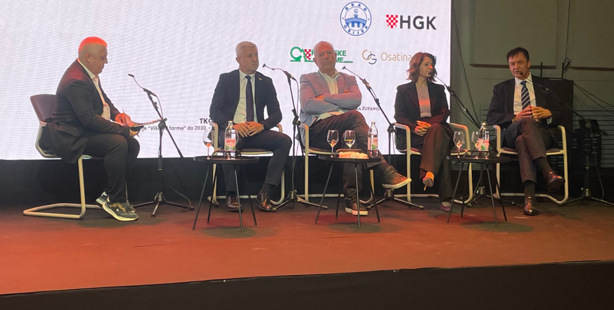 Panelisti raspravljaju o provedbi strategije poljoprivrede na konferenciji u Čepinu